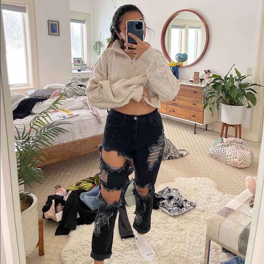 BLACK RIPPED JEANS